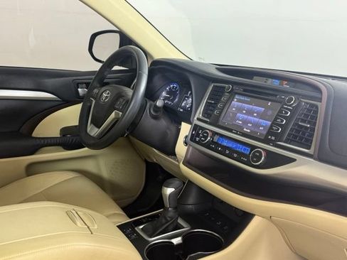 Used 2015 Toyota Highlander XLE AWD/4WD image 17