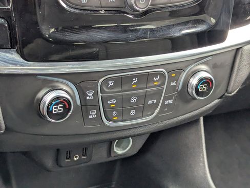 Used 2023 Chevrolet Traverse LT image 27