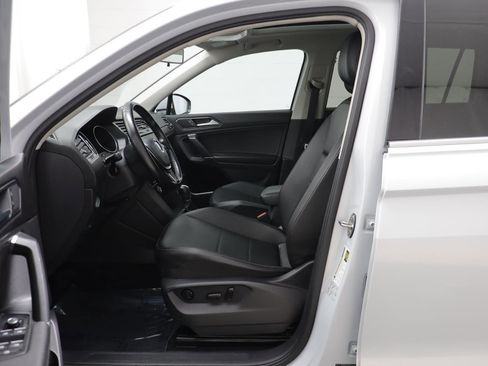 Used 2018 Volkswagen Tiguan SE w/ Panoramic Sunroof Package image 5