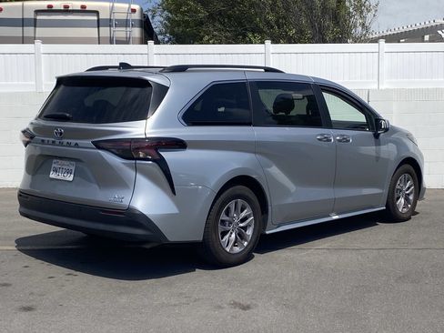 Certified 2024 Toyota Sienna XLE FWD image 3