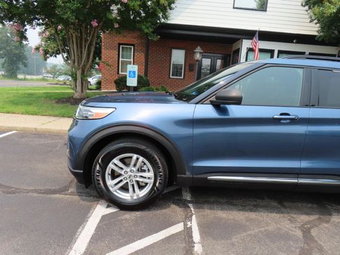 Used 2020 Ford Explorer XLT RWD image 2