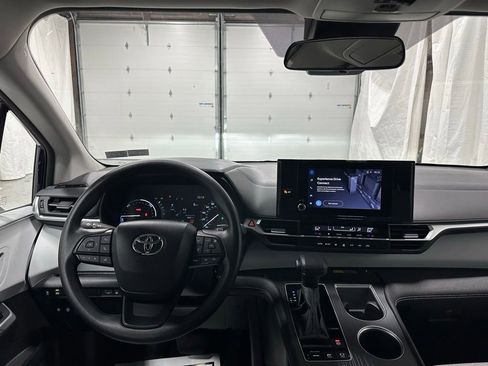 Used 2025 Toyota Sienna LE image 15
