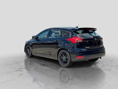 Used 2016 Ford Focus SE w/ Equipment Group 201A FWD image 4