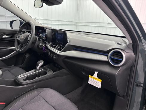 Used 2025 Chevrolet Trax LS w/ LS Convenience Package FWD image 34