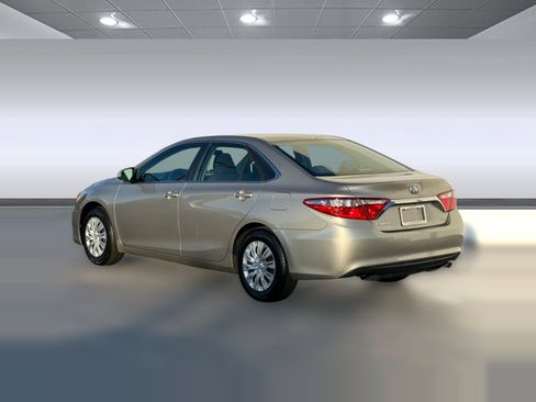 Used 2015 Toyota Camry LE image 3