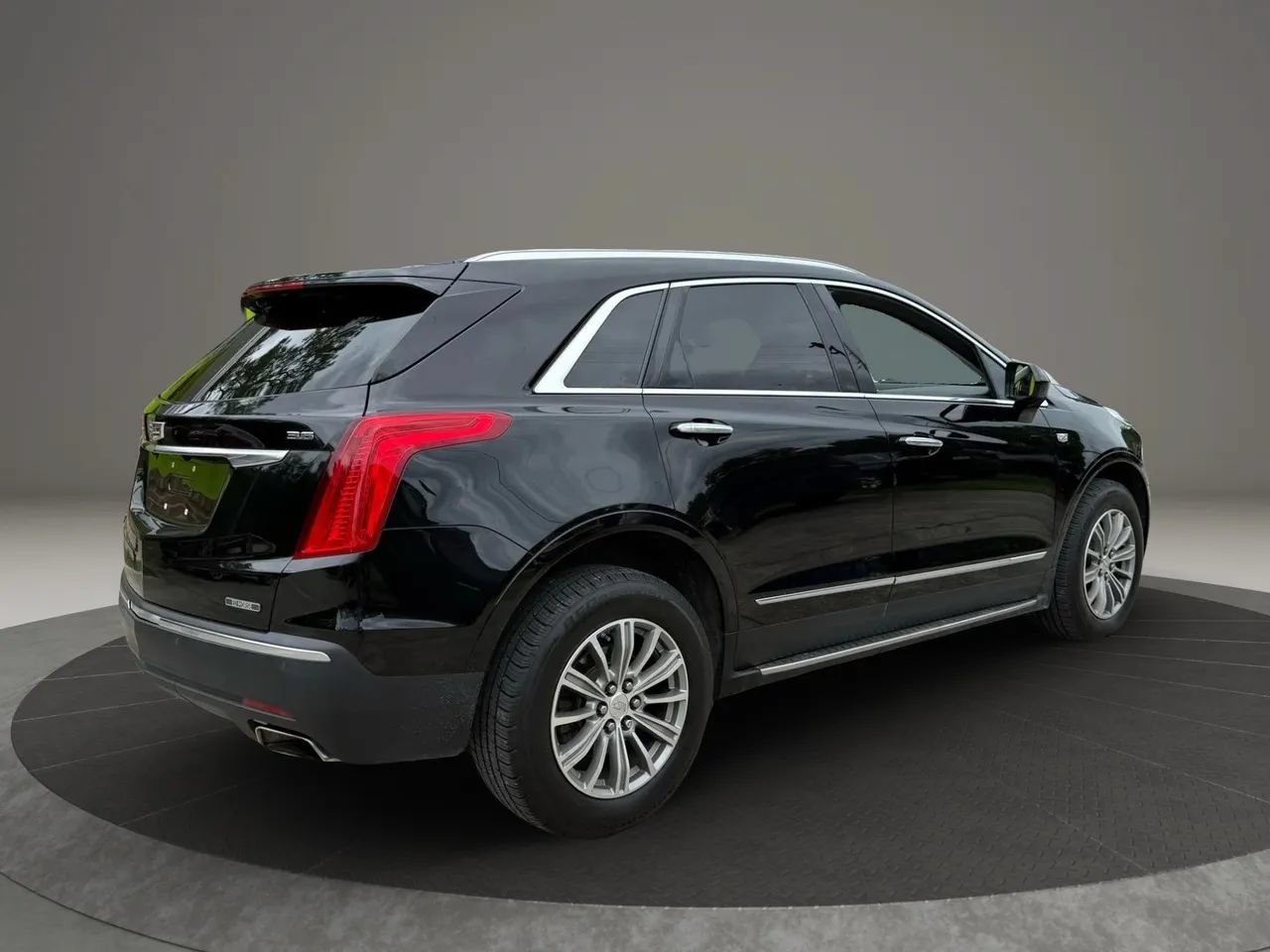 Used 2017 Cadillac XT5 Luxury w/ Driver Awareness Package FWD image 7