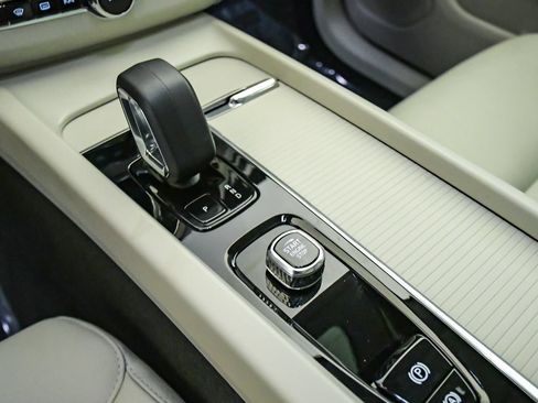 Certified 2025 Volvo XC60 B5 Core AWD/4WD image 20