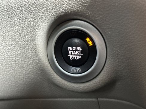 Used 2023 Chrysler Pacifica Touring-L FWD image 23