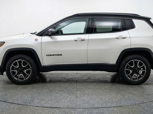 Used 2025 Jeep Compass Trailhawk image 5