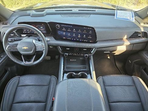 Used 2025 Chevrolet Suburban Premier image 4