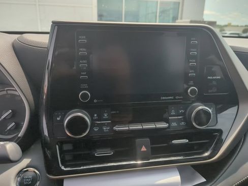 Used 2022 Toyota Highlander XLE AWD/4WD image 10