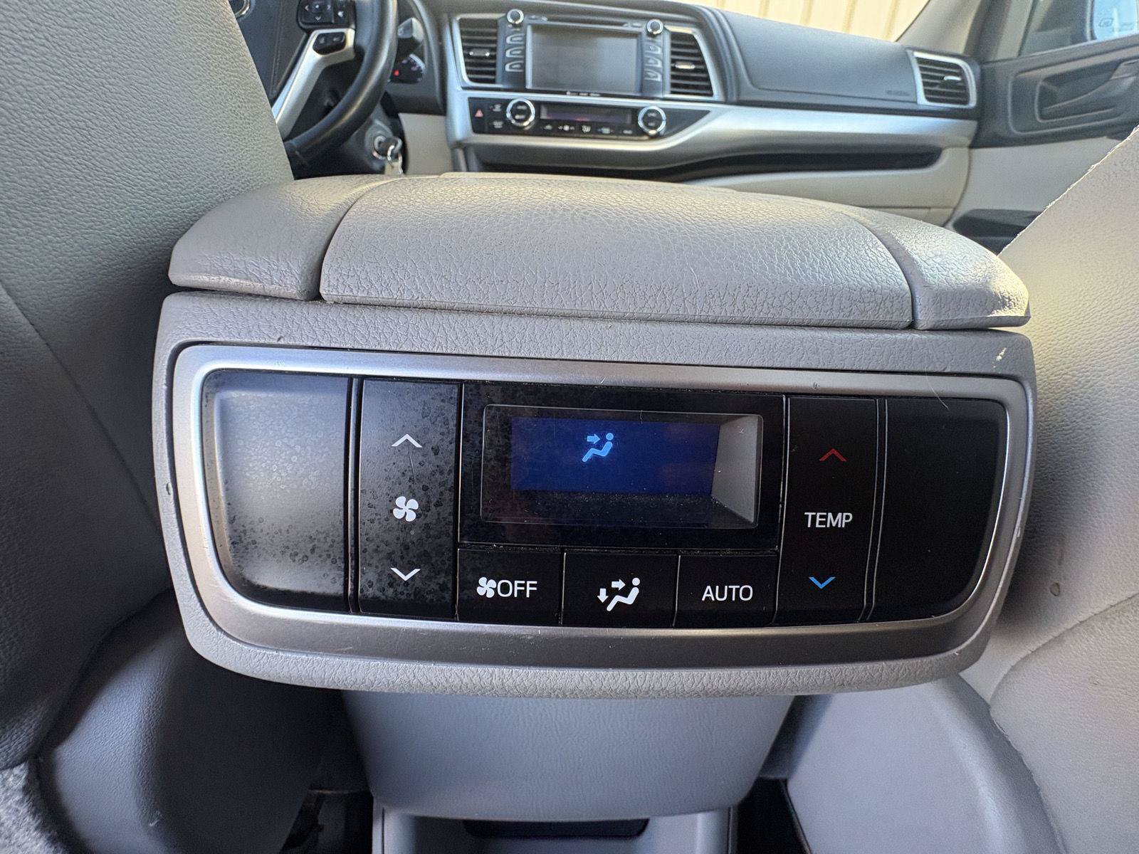 Used 2018 Toyota Highlander Plus AWD/4WD image 23