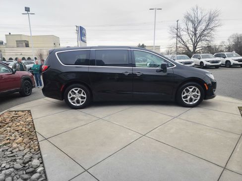 Used 2019 Chrysler Pacifica Touring Plus w/ Tire & Wheel Group image 4