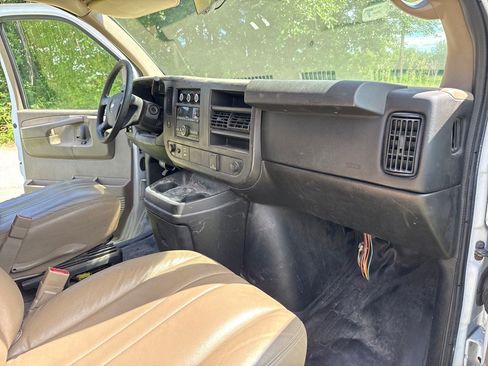 Used 2015 Chevrolet Express 2500 RWD image 13