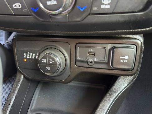 Used 2023 Jeep Renegade Trailhawk AWD/4WD image 34