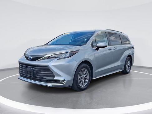 Used 2024 Toyota Sienna XLE image 1
