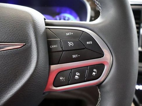 Used 2023 Chrysler Pacifica Limited FWD image 18