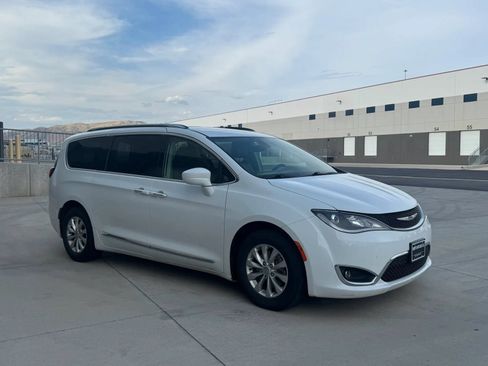 Used 2018 Chrysler Pacifica Touring-L FWD image 7