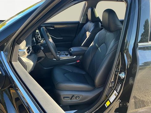 Used 2025 Toyota Highlander Platinum image 25