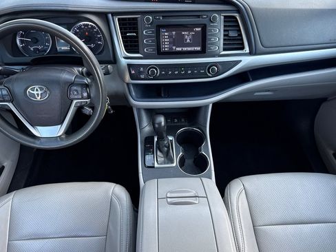 Used 2019 Toyota Highlander LE w/ Carpet Mat Package (TMS) image 14