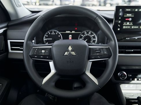 New 2025 Mitsubishi Outlander ES image 34