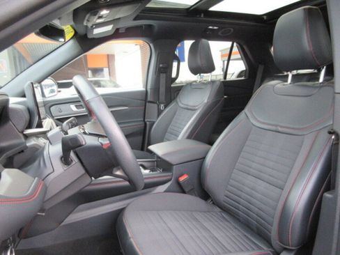 Used 2025 Ford Explorer ST-Line w/ Premium Package image 14