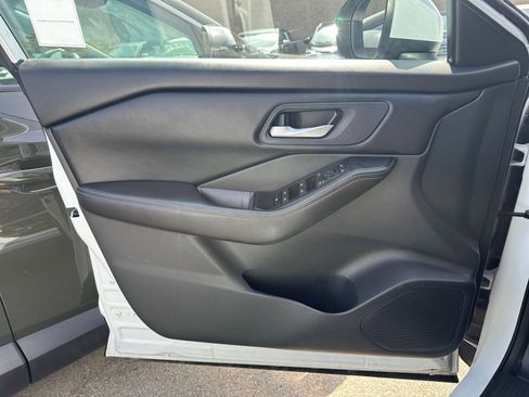 Used 2025 Nissan Rogue SV AWD/4WD image 18