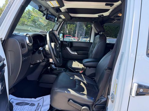 Used 2017 Jeep Wrangler Unlimited Rubicon w/ Connectivity Group AWD/4WD image 9