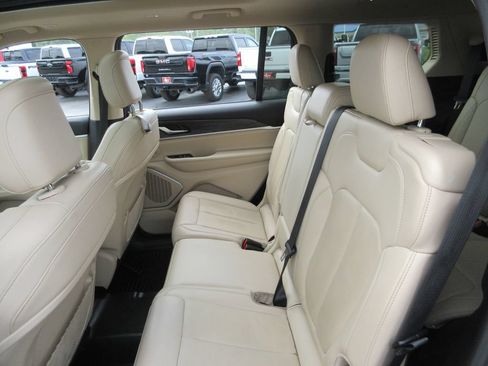 Used 2022 Jeep Grand Cherokee L Limited AWD/4WD image 23