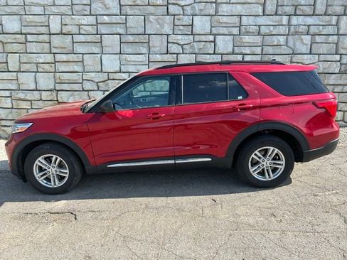 Used 2023 Ford Explorer XLT AWD/4WD image 3