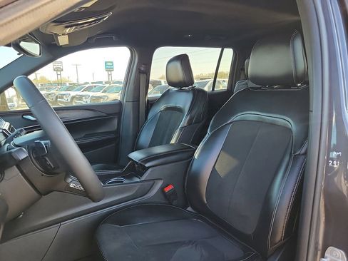 Used 2024 Jeep Grand Cherokee L Laredo image 12