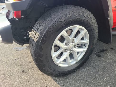 Used 2023 Jeep Gladiator Sport AWD/4WD image 9