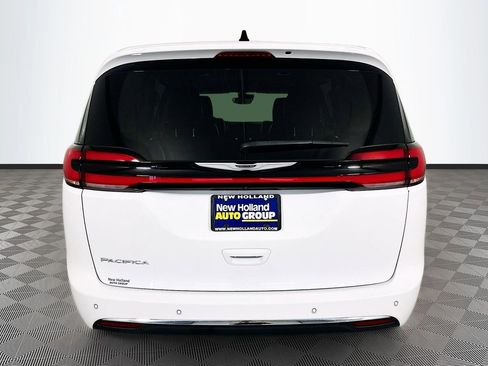 Certified 2024 Chrysler Pacifica Touring-L FWD image 6