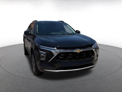 Used 2025 Chevrolet Trax LT FWD image 3