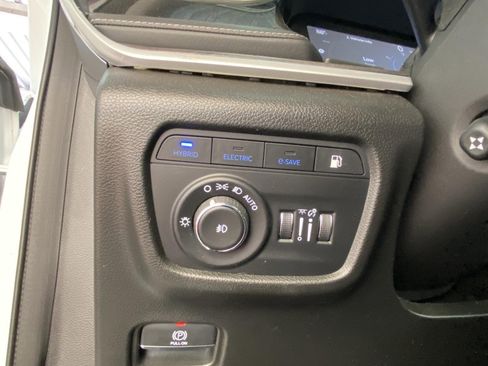 Used 2022 Jeep Grand Cherokee Limited 4xe w/ Luxury Tech Group II AWD/4WD image 34