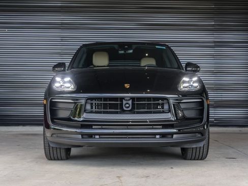 Certified 2025 Porsche Macan AWD/4WD image 10