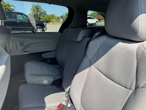 Used 2023 Toyota Sienna LE image 11