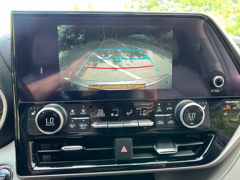 Used 2023 Toyota Highlander XLE AWD/4WD image 18