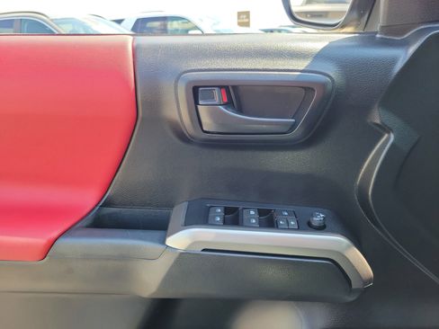 Used 2022 Toyota Tacoma SR5 AWD/4WD image 17