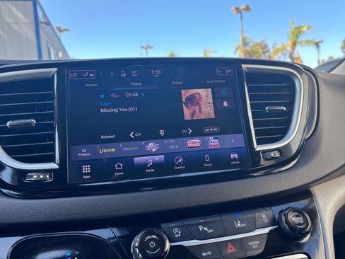 Used 2024 Chrysler Pacifica Touring-L FWD image 20