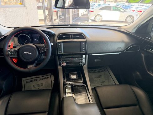 Used 2018 Jaguar F-PACE Premium image 19