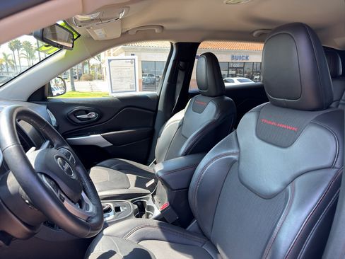 Used 2018 Jeep Cherokee Trailhawk w/ Cold Weather Group AWD/4WD image 9