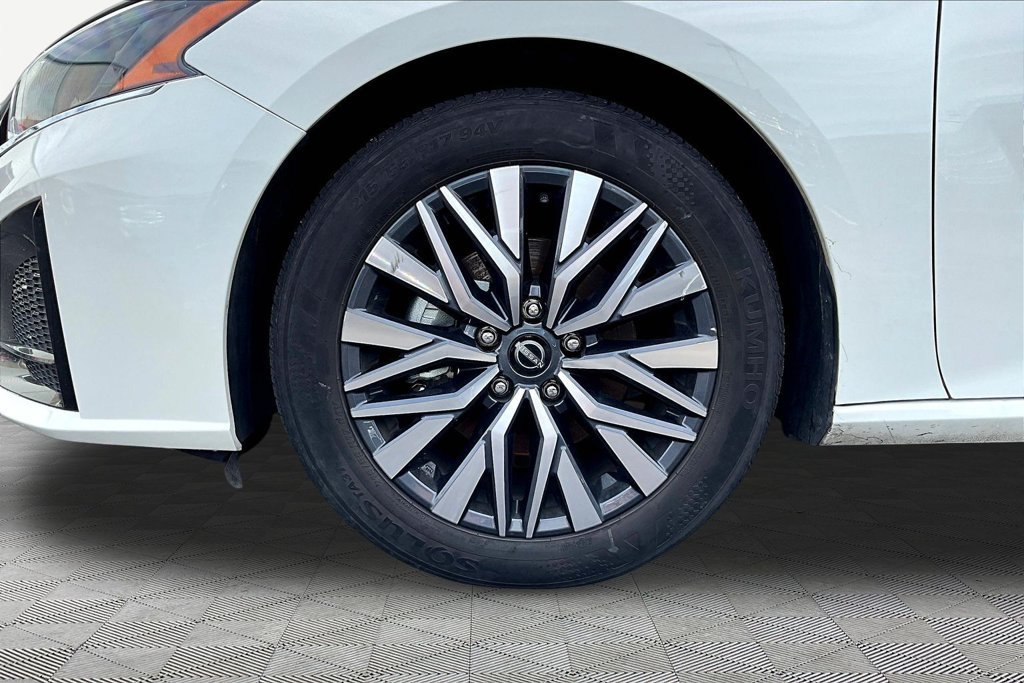 Used 2025 Nissan Altima 2.5 SV FWD image 32