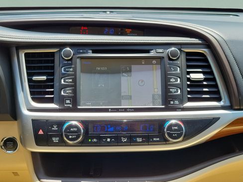 Used 2018 Toyota Highlander Limited FWD image 14