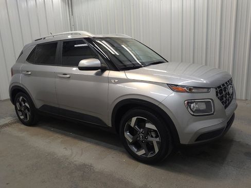 Used 2023 Hyundai Venue SEL FWD image 11