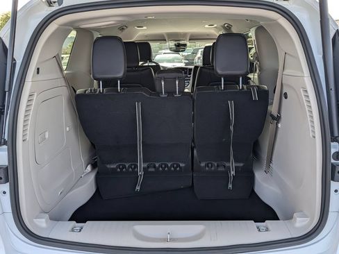 Used 2024 Chrysler Pacifica Limited FWD image 9