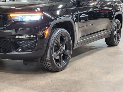 Used 2023 Jeep Grand Cherokee Limited w/ Luxury Tech Group II image 17