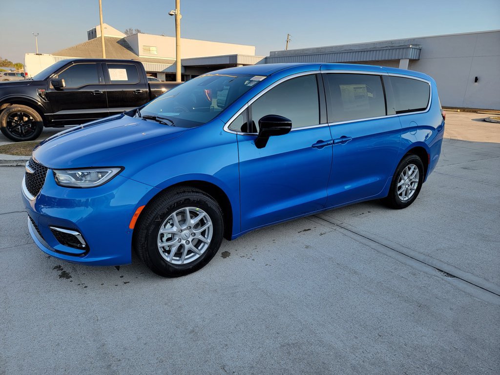 New 2026 Chrysler Pacifica Select FWD image 1