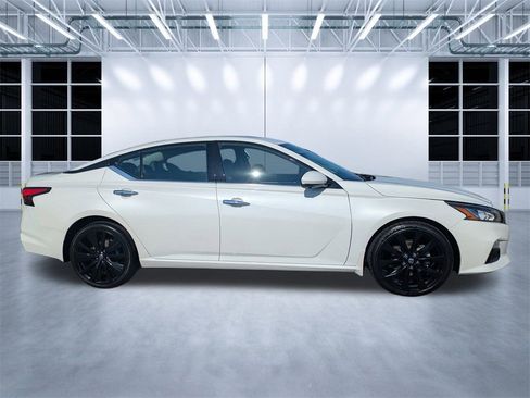 Used 2021 Nissan Altima 2.5 Platinum image 2