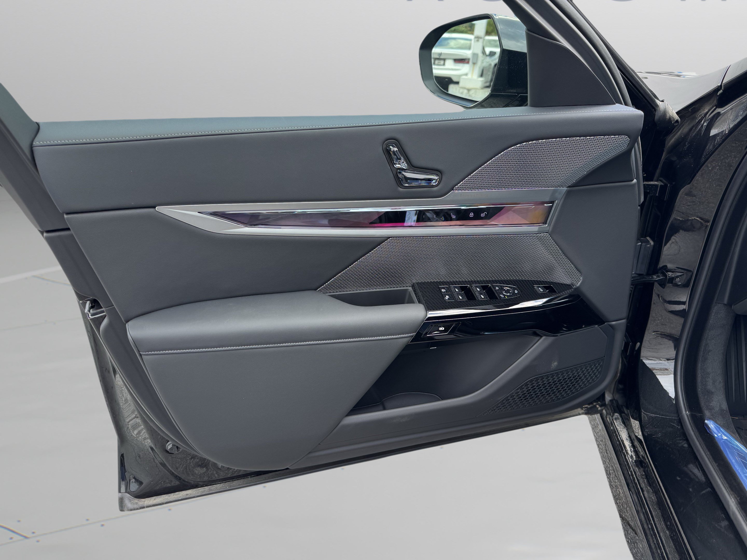 Used 2026 BMW i7 eDrive50 w/ M Sport Package RWD image 11